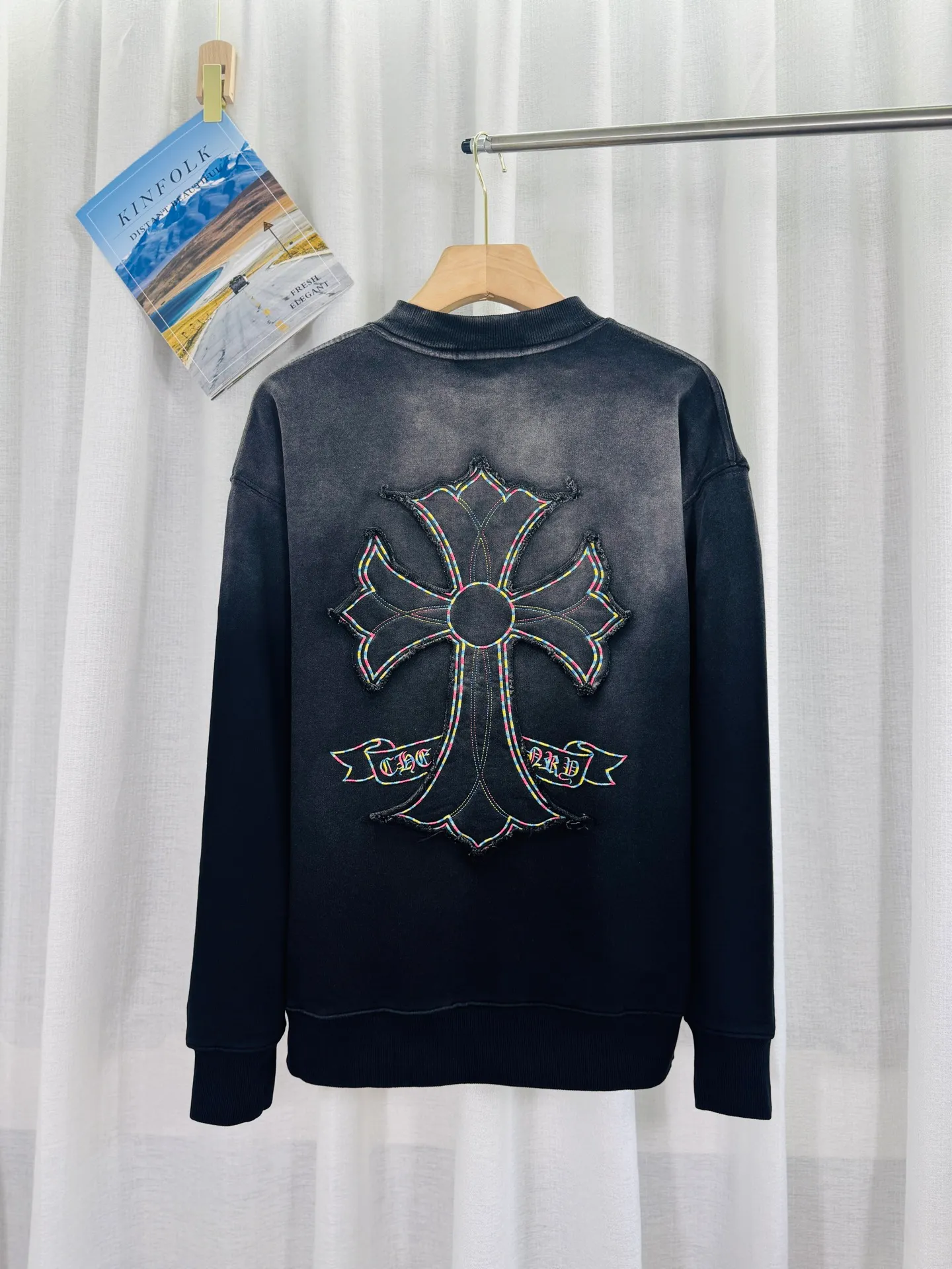 P280 top version, real shot without P, ​​different from market currency) 𝗖𝗵𝗿𝗼𝗺𝗲 𝗛𝗲𝗮𝗿𝘁𝘀/Cro Heart 2025 washed patch embroidery autumn and winter new original single counter American laser burnt 3D three-dimensional color embroidery couple casual sweatshirt 👑The highest version! Customized fabric 430g tripe terry fabric! American acid-washed and distressed original fabric laser burnt ✟appliqué embroidery and exquisite embroidery of letters! The best-selling model in the counter, very comfortable to wear. Accessories: original molded and authenticated collar label➕100% silk wash label. Genuine purchase-grade original hangtag➕matching hanging rope➕3D hanging beads➕original packaging bag. Craftsmanship: The original version has consistent wiring! The highest version of the armhole matching technique! Color: White Black Size: S M L XL Style No.: 9328
